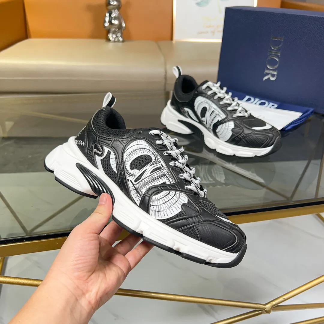 P500 Dior Chrono sneakers are a new product of the 2024 autumn ready-to-wear series, reinterpreting running shoes with Dior's haute couture style. Crafted from beige mesh with laminated leather-effect panels in gold and silver tones, it's highlighted by CD logos on the sides, a star patch on the tongue and a Dior logo on the heel. Featuring tri-color laces, a lightweight sole and star embellishments for a casual look for any season. Size: Female size 35-41 (Female size 41 and 42 can be customized) Male size 39-44 (45/46 can be customized) Color: white, pink, gold, silver, black